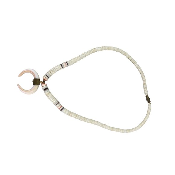 Vintage 1970s Boho Crescent Shell Necklace With Barrel Clasp 15 Inch - Picture 3 of 7